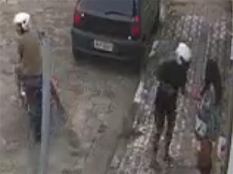 Câmera flagra momento em que dupla armada assalta mulher na Vila Valença, em São Vicente