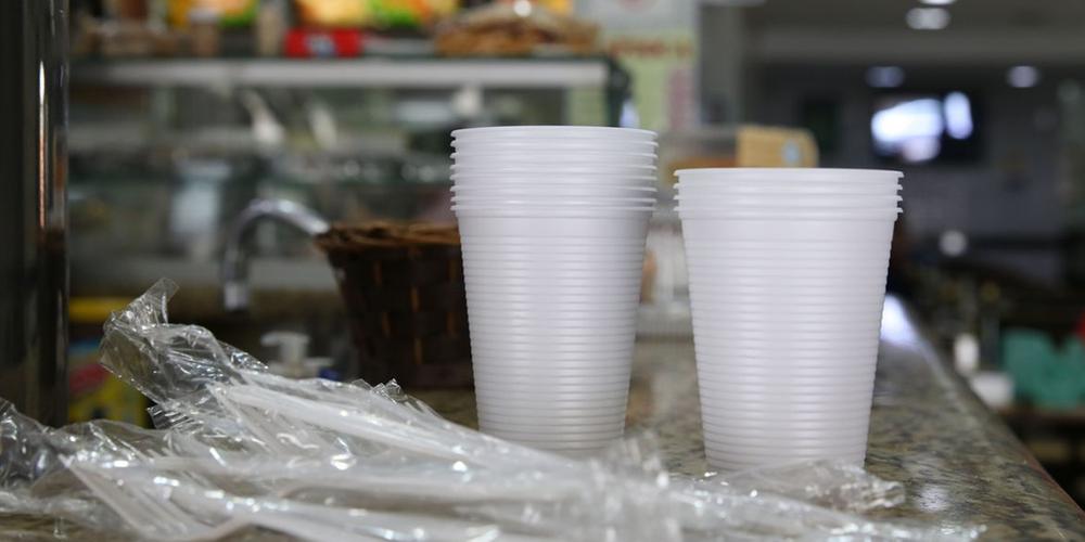 Copos, pratos e talheres de plástico estão proibidos em São Paulo