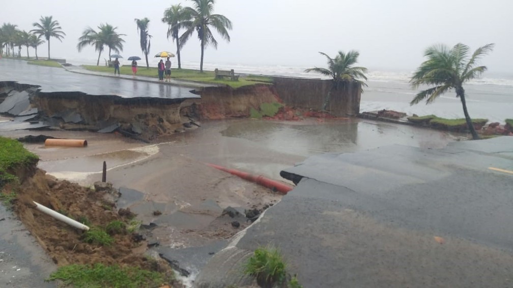 Temporal fecha estrada e moradores ficam ilhados em Peruíbe