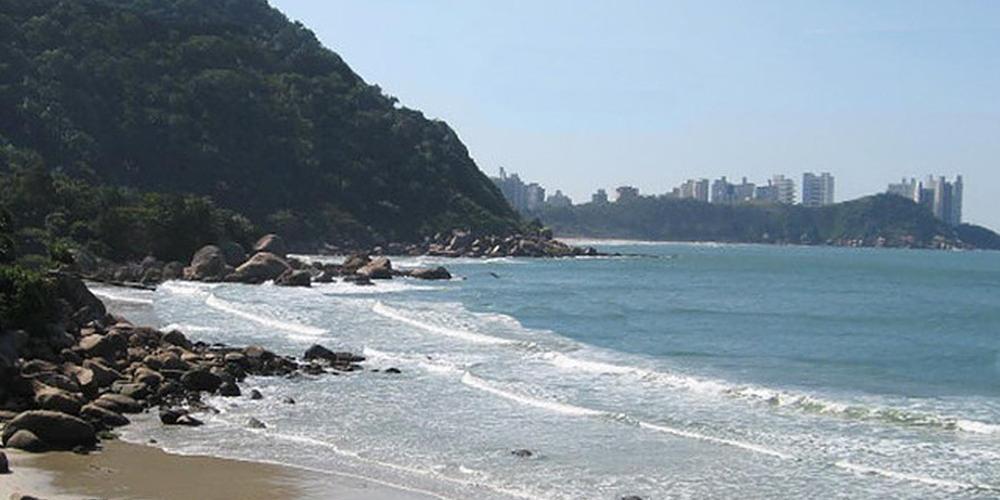 Ossada humana é encontrada na Praia do Bueno, em Guarujá