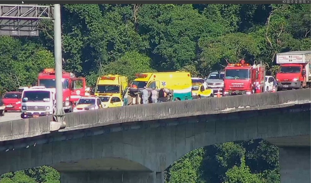 Carro capota e deixa dois feridos na rodovia dos Imigrantes, em Cubatão