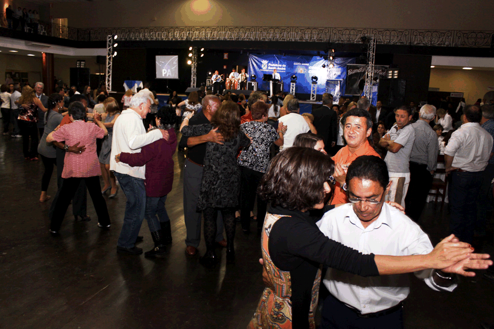 Idosos ignoram novas regras e são flagrados se aglomerando em ‘baile da terceira idade’