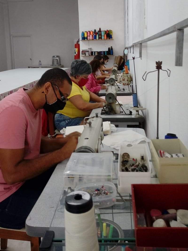 Loja de roupas oferece cursos de corte e costura em São Vicente