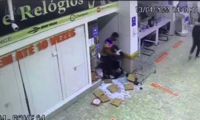 Bandidos invadem supermercado e roubam joalheria no Guarujá