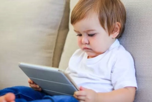 Especialista alerta para prejuízos que telas podem causar em bebês e crianças