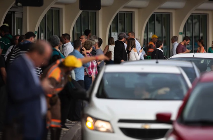 Motoristas irregulares “pescam” passageiros em aeroportos