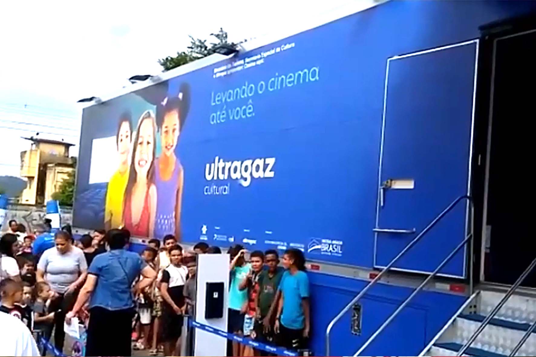 Carreta cultural leva cinema de graça as crianças de São Vicente