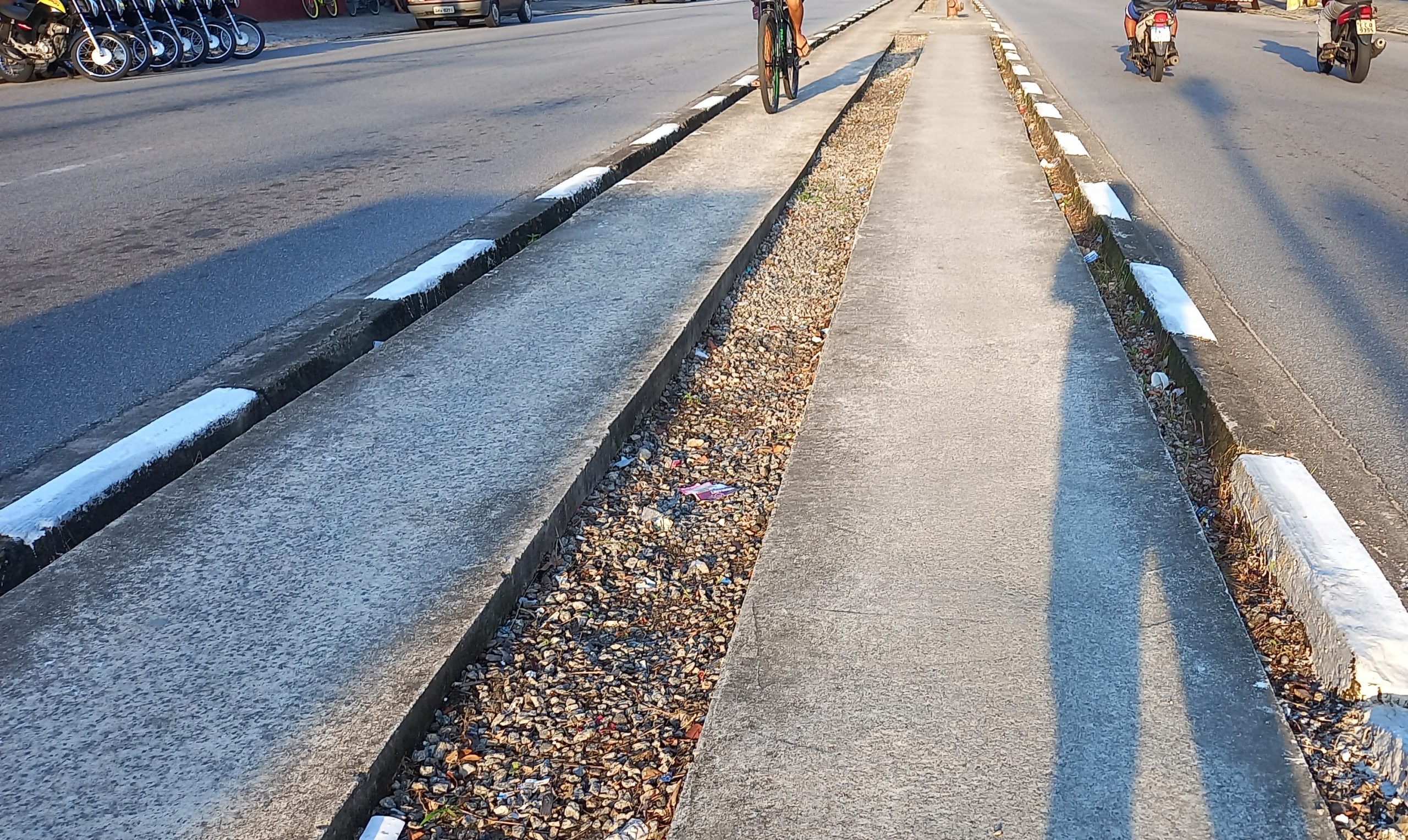 Ciclovia inacabada traz perigo a ciclistas em São Vicente