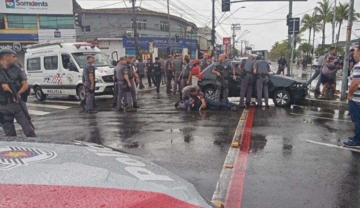 Perseguição e tiroteio na Praça 14 bis no Guarujá acaba com mulher ferida