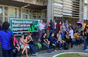 Professores fazem greve de 24 horas em Cubatão, SP