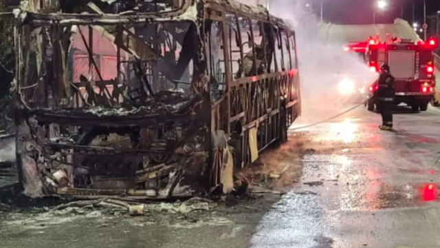 Criminosos ateiam fogo em ônibus