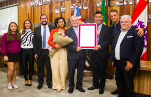 Vereador Jhony Sasaki homenageia comerciante com título de ‘Cidadão Vicentino’