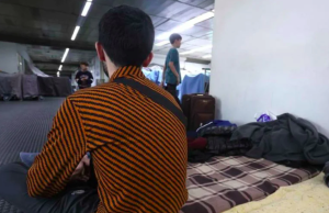 Refugiados acampados no Aeroporto de Guarulhos, serão transferidos para colônia de férias em Praia Grande, SP