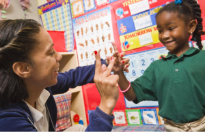 Língua Brasileira de Sinais é inserida na rede municipal de educação de Mongaguá, SP
