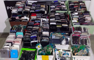 Polícia apreende 1,6 mil celulares em lojas de eletrônicos na Baixada Santista