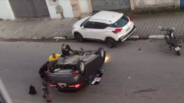 carro capota em Sa6o Vicente