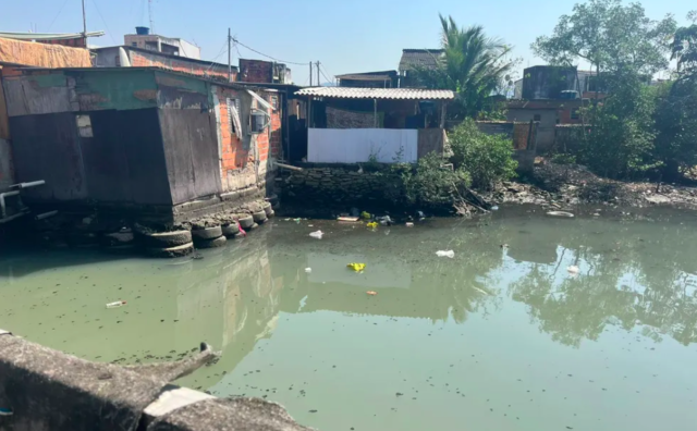 Menina de 4 anos é encontrada sozinha em barraco com mercadorias roubadas