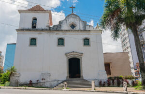 Mulher é furtada após tirar cochilo dentro de igreja em São Vicente, SP