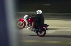 Motociclistas são flagrados realizando manobras ilegais em orla da praia de São Vicente, SP