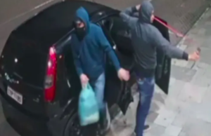 Criminoso usa estilingue para quebrar vidro e furtar loja de roupas em Praia Grande, SP