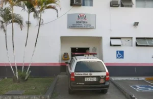 Homem é baleado por criminosos que passaram de moto atirando em São Vicente, SP