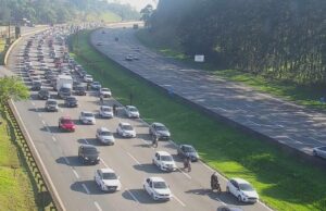 Temperatura alta e imigrantes cheia, já está congestionada a decida pra Baixada Santista