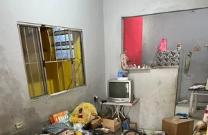 Indivíduo em fuga sofreu múltiplos ferimentos após cair do telhado .