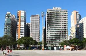 Prédios inclinados em Santos são cobiçados e podem valer mais de R$ 1,5 milhão.