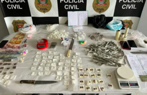 Polícia prende casal por tráfico de drogas em Conjunto Habitacional em Santos, SP