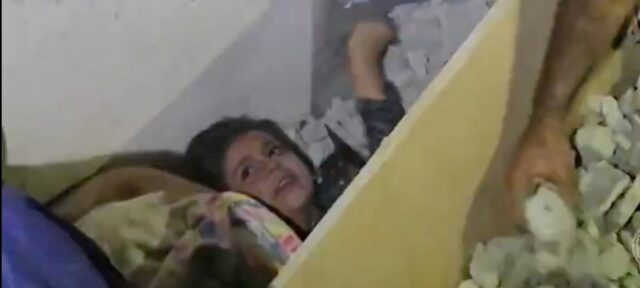 criança em baixo de escombros