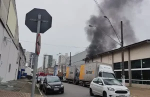 Incêndio pega em galpão de materiais em Praia Grande