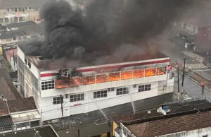 Incêndio tomou conta da Sanmell motors em São Vicente