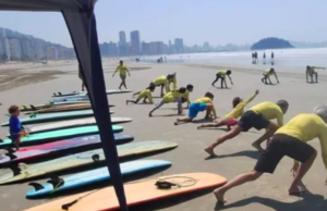 Com aulas gratuitas, nova escola de surf é inaugurada na praia do Itararé em São Vicente, SP