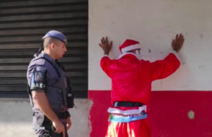 Criminoso disfarçado de Papai Noel é capturado em Santos, SP