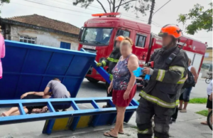 Ponto de ônibus cai sobre a cabeça de mulher em Guarujá, SP