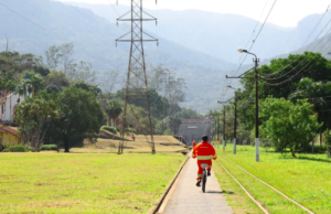 Conheça a ‘vila perdida’ que abriga menos de uma dezena de famílias no litoral de SP