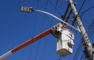 Iluminação pública de led chegando no bairro de São Vicente, SP