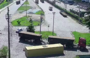 Contêiner se desprende de carreta e cai em rotatória na área portuária de Santos, SP