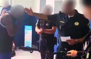 Entregador se emociona ao ganhar bicicleta nova de GCMs de Guarujá, SP