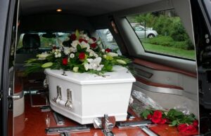 Criminosos são presos transportando drogas escondidas em caixões no Rio