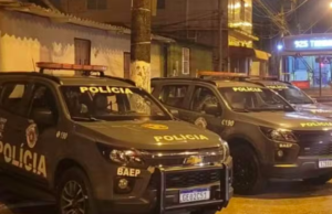 Grupo de criminosos assaltam ônibus e ameaçam incendiar veículo em São Vicente, SP