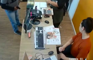 Criminoso se passa por entregador para roubar perfumaria em São Vicente, SP