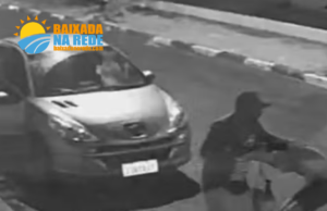 Homem agarra mulher e tenta forçá-la a entrar em carro, em Santos, SP