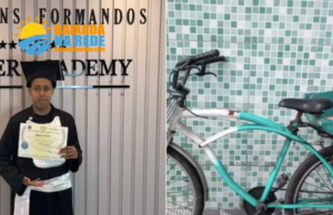 Mulher transforma bike em barbearia móvel para atender população de rua em Praia Grande, SP