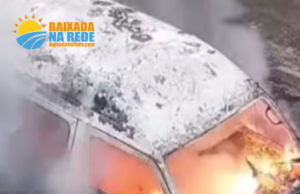 Corpos são encontrados carbonizados dentro de van incendiada em São Vicente, SP