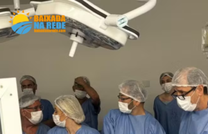 Equipe médica opera feto de seis meses ainda no útero da mãe em São Vicente, SP