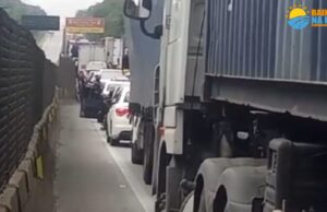 Duas pessoas ficam pressas nas ferragens em acidente no litoral SP