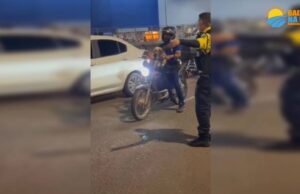 Homem transporta cachorro em motocicleta e é parado em blitz