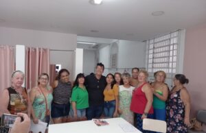 Projeto Social Jhony Sasaki promove Oficina de Natal com foco em enfeites sustentáveis