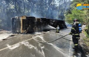 Carreta de algodão tomba e pega fogo em rodovia no litoral SP